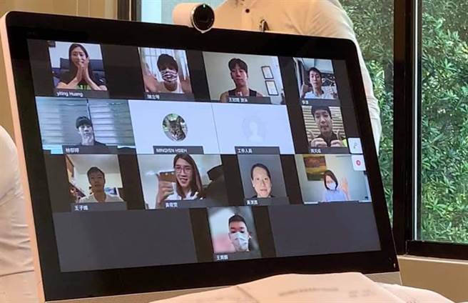 与东奥选手视讯，蔡英文听取对体育政策的想法。取自蔡英文脸书