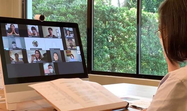 与东奥选手视讯，蔡英文听取对体育政策的想法。取自蔡英文脸书