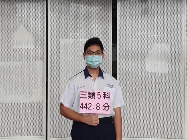台南市私立港明高中陈正欣同学取得第三类组5科442.8的高分，预估可录取国立医科。（港明高中提供／张毓翎台南传真）