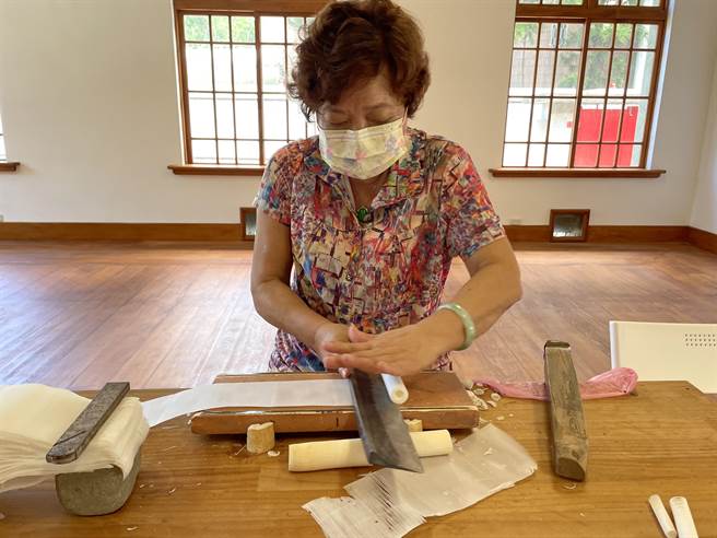 新竹仅存的「撩草」师傅曾素香，虽已高龄7旬，仍然为了这门即将失传的工艺努力传承。（绿种籽人文团队提供／陈育贤新竹传真）