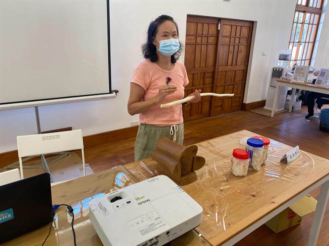 歷经蓪草工艺的兴盛与哀落的张秀美，致力推广及传承蓪草工艺文化，希望让蓪草与新竹的故事得以延续。（陈育贤摄）