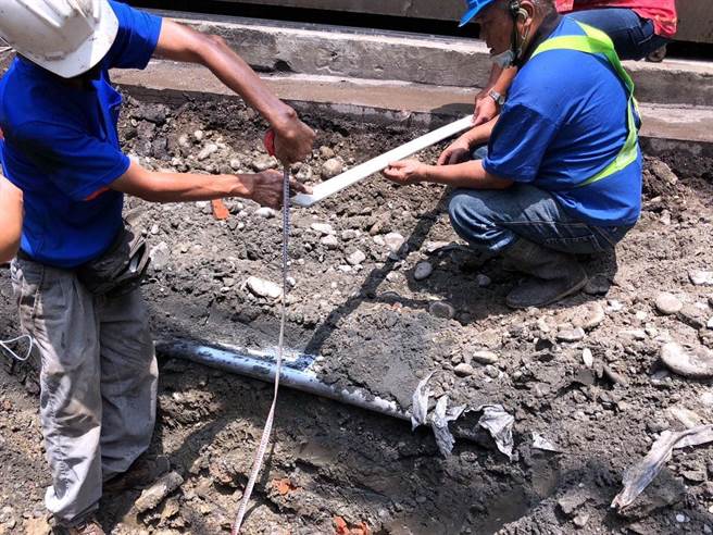 新北市中和区员山路514巷内下水道顶板及箱涵有结构性损坏，区公所于7月中进行顶板强固工程，8月16日完工启用。（中和区公所提供／叶书宏新北传真）