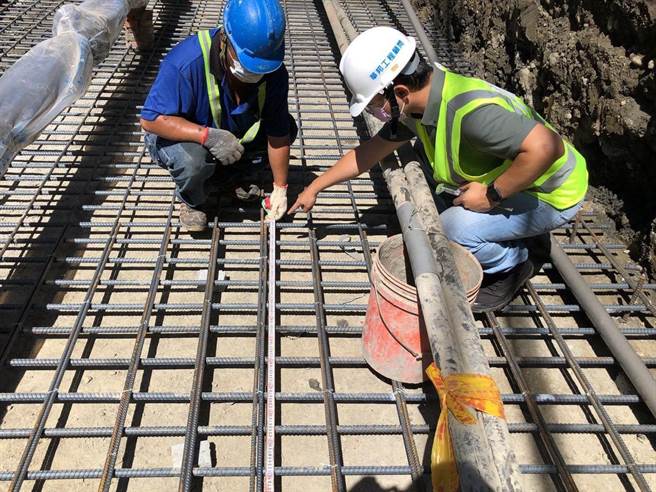 新北市中和区员山路514巷内下水道顶板及箱涵有结构性损坏，区公所于7月中进行顶板强固工程，8月16日完工启用。（中和区公所提供／叶书宏新北传真）