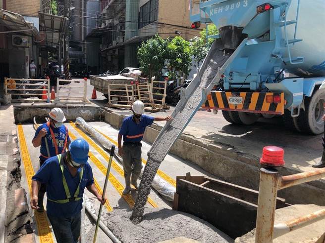 新北市中和区员山路514巷内下水道顶板及箱涵有结构性损坏，区公所于7月中进行顶板强固工程，8月16日完工启用。（中和区公所提供／叶书宏新北传真）