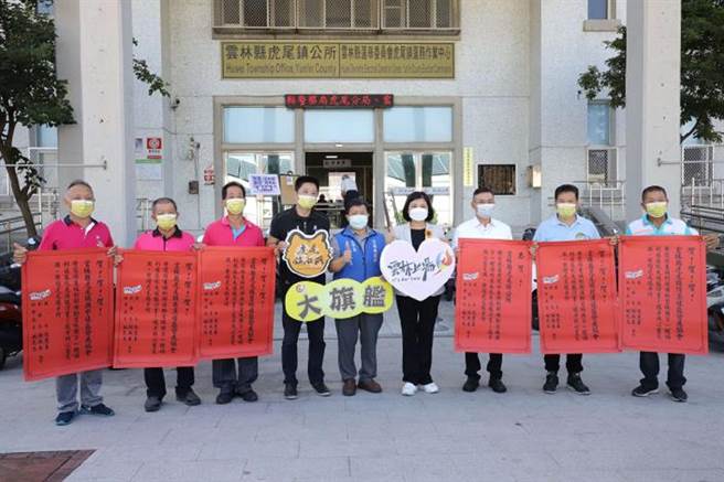 云林县首获卫福部大旗舰计画补助，云林县长张丽善（右四）贴红榜庆贺。（云林县政府提供／张朝欣云林传真）