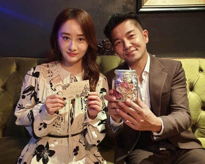 陈德容（左）拍《山中森林》杀青戏，谢承均送上花艺小礼物和卡片。（图／禾力文创。花艺／宝石箱的花）