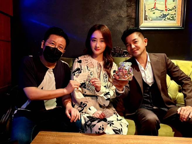 导演姜寧（左）和谢承均（右）一起恭喜陈德容杀青。（禾力文创提供）