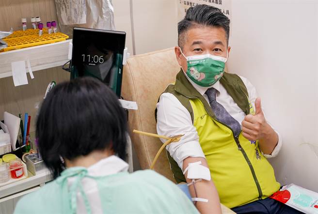 供應中部四縣市的台中捐血中心，安全存量不足，台中市不動產仲介經紀商業同業公會馬上挽袖捐熱血。（盧金足攝）