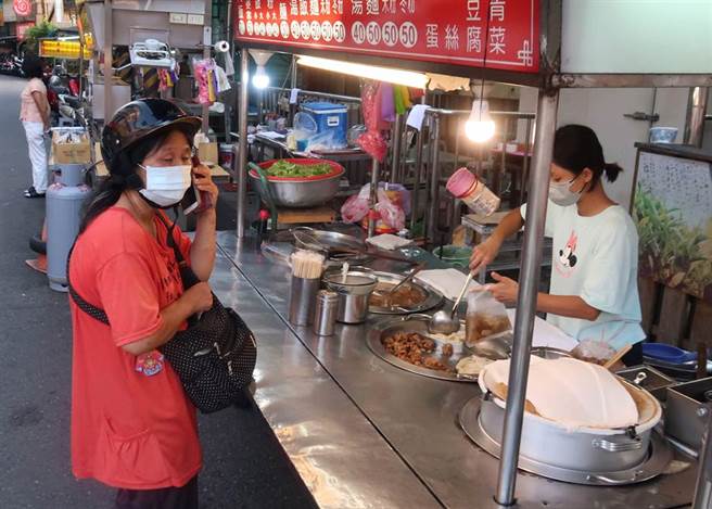 振兴券即将在10月上路，目前初步规划有200元、500元及1000元面额，为了减少支出，减少印刷成本行政院不推小面额，并倾向比照去年三倍券「不找零」方式，但不少小商家认为，不找零对小本经营的店家来说，很难受惠，只怕振兴券商机看得到吃不到。（王英豪摄）
