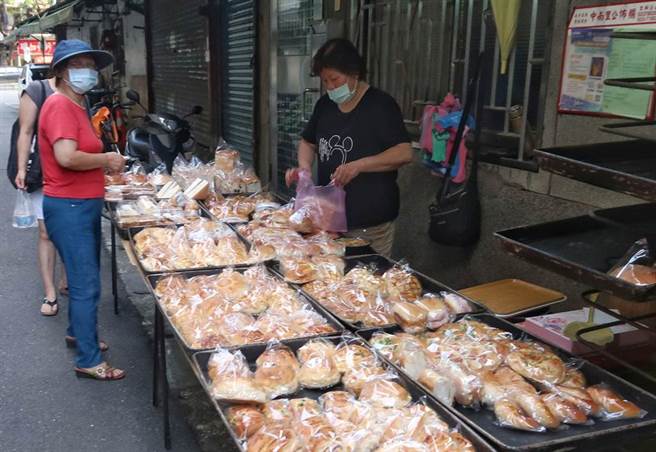 振兴券即将在10月上路，目前初步规划有200元、500元及1000元面额，为了减少支出，减少印刷成本行政院不推小面额，并倾向比照去年三倍券「不找零」方式，但不少小商家认为，不找零对小本经营的店家来说，很难受惠，只怕振兴券商机看得到吃不到。（王英豪摄）
