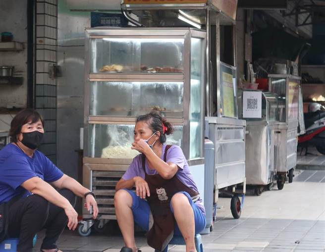 振兴券即将在10月上路，目前初步规划有200元、500元及1000元面额，为了减少支出，减少印刷成本行政院不推小面额，并倾向比照去年三倍券「不找零」方式，但不少小商家认为，不找零对小本经营的店家来说，很难受惠，只怕振兴券商机看得到吃不到。（王英豪摄）