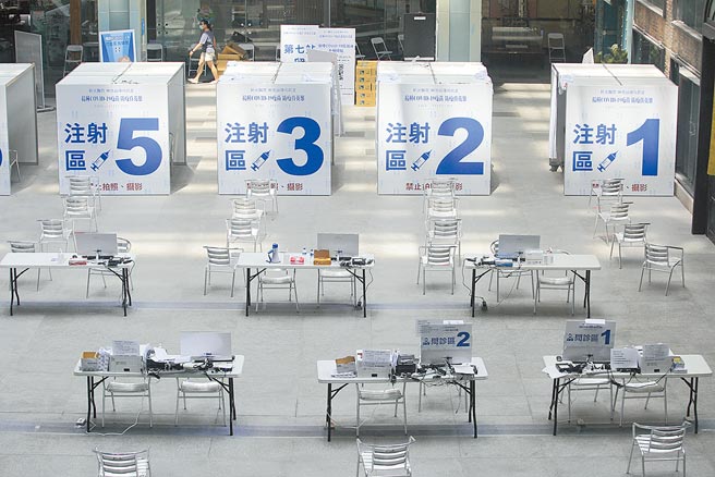 地方政府面臨疫苗空窗期，陳時中竟然建議少開一些接種站，挨轟疫苗太少還怪地方打太快；圖為台北市科教館疫苗接種站暫時關閉，一片空盪盪。（張鎧乙攝）