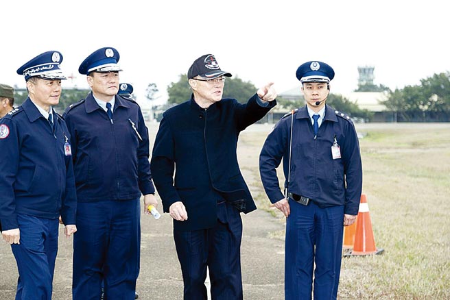 退辅会主委冯世宽（右二）近日撰文指出，他在担任国防部长期间，曾在一次视察空军作战指挥部的行程里，明确指示时任空军司令沈一鸣，「如若状况危急时，完全授权空军司令发动第一击，绝不可让我们的飞行员被击落」。（军闻社资料照片）