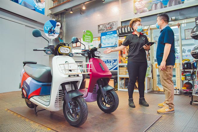 Gogoro力邀传统机车行靠拢，不必负担签约金或加盟金，就能在保有燃油机车销售与维修下逐步转型。（Gogoro提供）