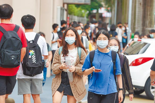 新冠疫情衝击各行各业，20至24岁失业率已达13.41％，创10年来新高，去年的毕业生遭疫情波及，由于就业不到1年，无法请领失业补助，立委吁当局尽快扩大范围照顾。（中新社）