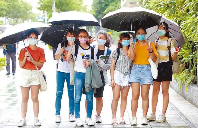 今年大學指考共4萬919人報考，大考中心將於今天公布各科成績人數百分比累計表及各科5標，同時寄出成績單。（鄭任南攝）