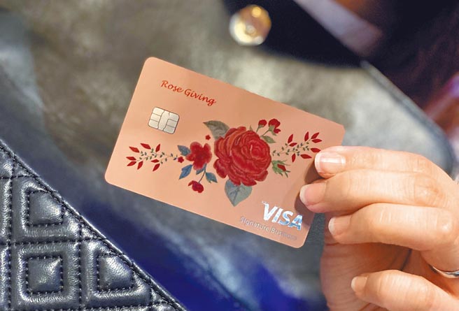 台新銀行玫瑰Giving卡提供國內節假日與國外消費最高3％現金回饋，被視為出遊神卡。（台新銀行提供）