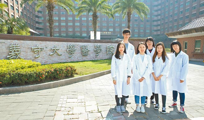 全台少數綜合大學有醫學院，義守大學運用優勢結合健康醫學與智慧科技，培育未來前瞻人才。（義守大學提供／林雅惠高雄傳真）