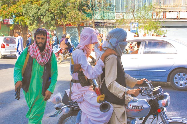 阿富汗塔利班武装分子连日来陆续攻占多个城市，在阿国西部大城赫拉特，荷枪实弹的塔利班武装人员正在街头巡逻。（新华社）