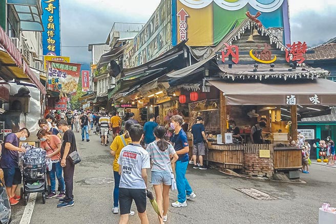 内湾老街情人节假期游客回流约4到5成。（罗浚滨摄）