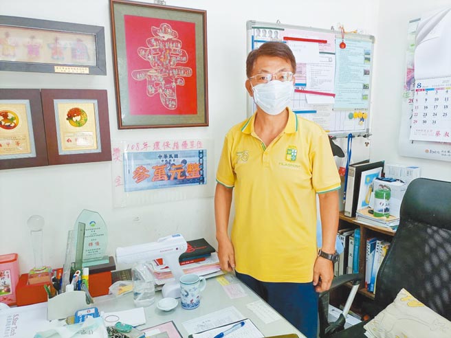 新竹市武功里长陈海锋热情服务里民，还自掏腰包举办社区共餐活动。（邱立雅摄）