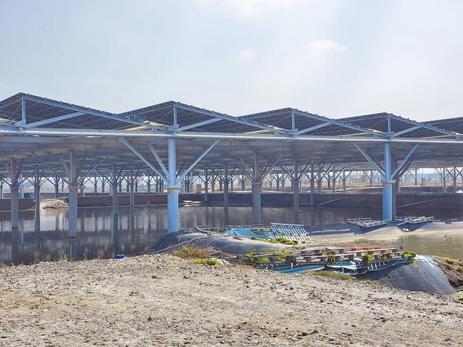 农委会去年推动「渔电共生」方案，云林县府同意台西产业园区发展渔电产业。图为台西乡1处搭设太阳能板的鱼塭。（周丽兰摄）