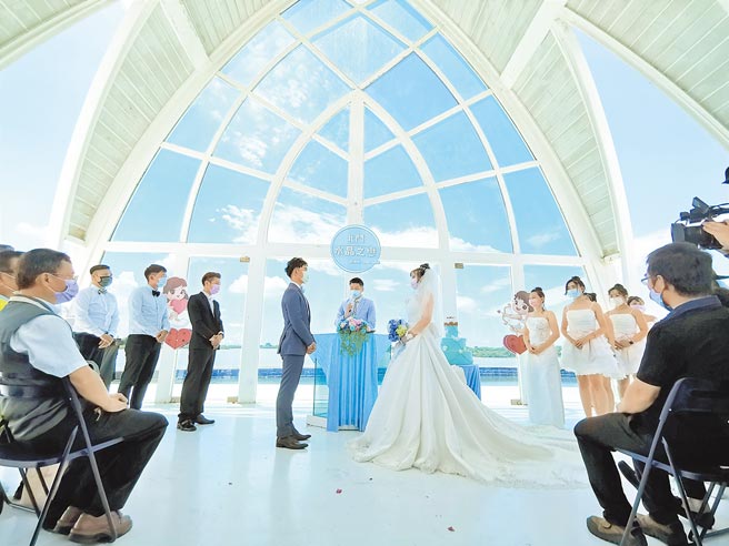 来自高雄的李建纬、林育英选择到台南北门水晶教堂举行结婚典礼。（刘秀芬摄）