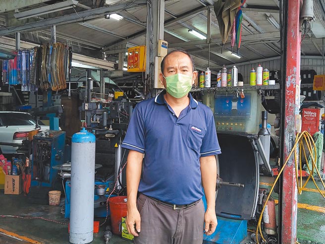 高雄市旗山區三協里里長、本身也是汽車保養廠老闆的劉文寶讓保養廠成了另類服務站。（林雅惠攝）