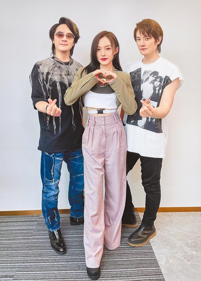 F.I.R.情人节前夕直播与歌迷同欢。（华研提供）