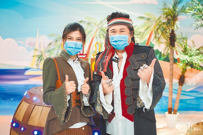 胡瓜（右）与玛莉亚主持《欢乐智多星 决战海盗桶》与来宾斗智斗勇。（卫视中文台提供）