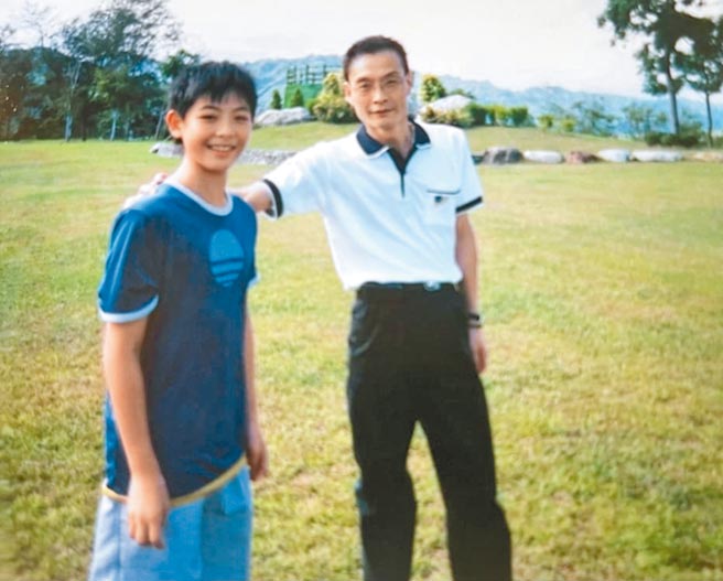 晨翔（左）从小就崇拜爸爸。（摘自IG）
