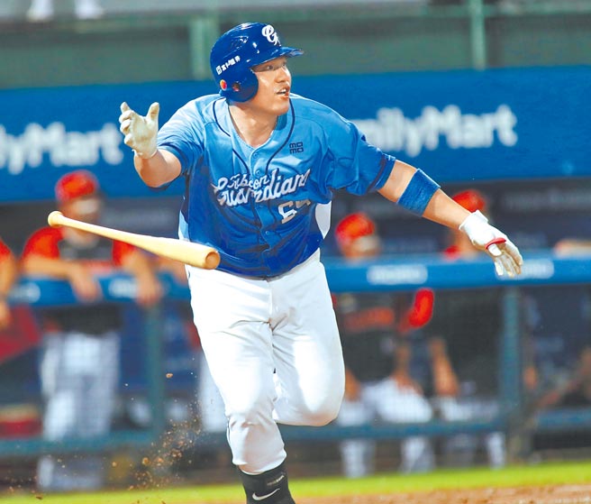 悍将张进德8局下在满垒情况下，打出清垒的二垒安打。（郑任南摄）