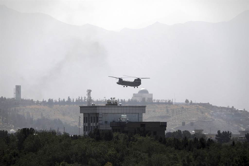 随着美国持续从阿富汗首都喀布尔撤军，社交媒体上疯传美军直升机从美国驻喀布尔大使馆撤离人员的照片。图/美联社(photo:ChinaTimes)
