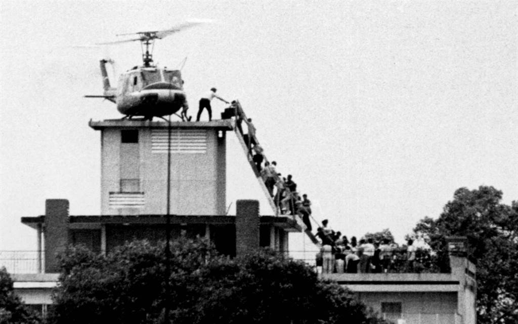 1975年西贡沦陷，当时美军拍出直升机直接自屋顶撤离人员。(图/路透社)(photo:ChinaTimes)
