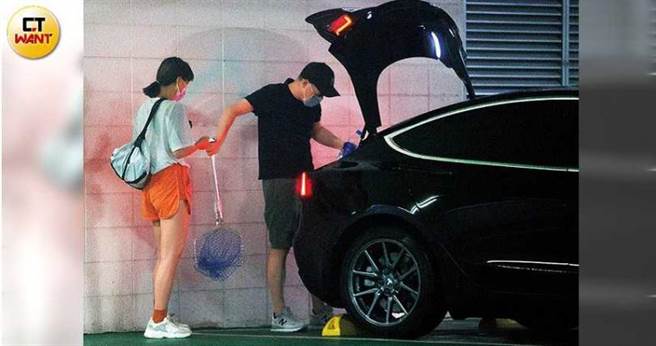 桌球教练杰夫开着黑色特斯拉，接小猪到南港运动中心。（图／本刊摄影组）