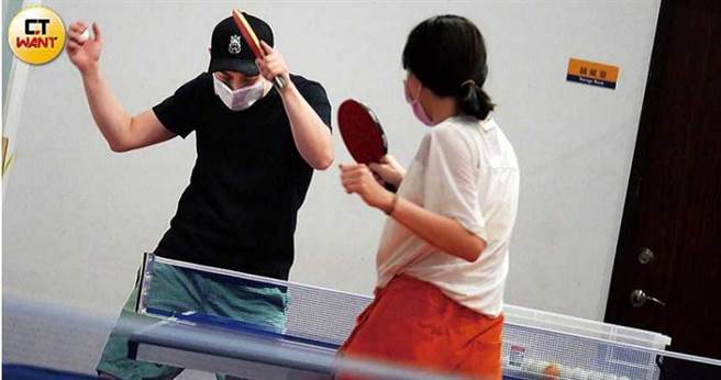 打球的过程中，杰夫不断地调教小猪的动作和姿势。（图／本刊摄影组）