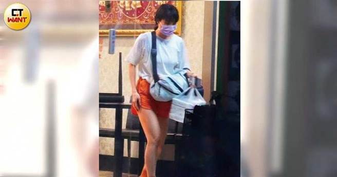 运动完杰夫开车载小猪到餐厅取外带餐点，看餐盒的数量，似乎是两人要吃的。（图／本刊摄影组）