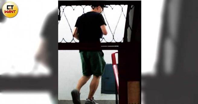 停好车的杰夫，拿着小猪的水壶，熟门熟路地进入她家。（图／本刊摄影组）