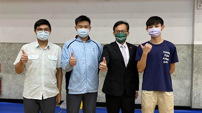 今年学测数学考题难度高，台中一中考生薛晋贤（左2）、王禹皓（左1）及吴柏毅（右1）表现失常卡关，经调整脚步再战指考，总算扳回一城可上理想学校。校长林隆谚（右2）表示，从指考学生表现，建议大考中心对明年大学指考的「分科测验」重新思考，让学生有重新来过的机会。（陈淑芬摄）