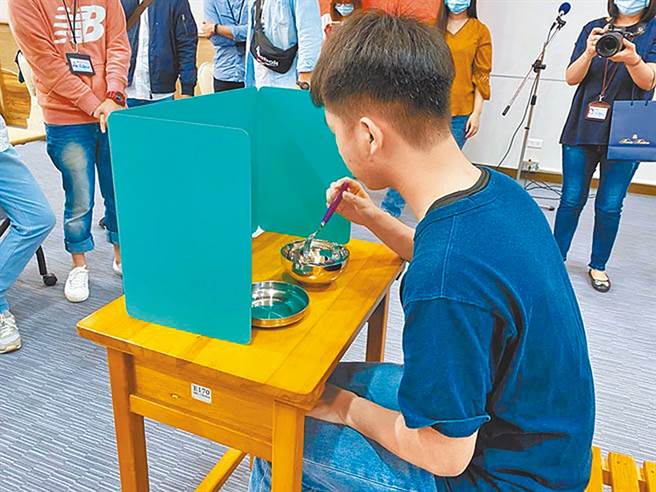 沈政男認為實體開學後，最擔心吃營養午餐，但若小朋友能守住這波，台灣就真正安全了。圖為學生在座位上放隔板用餐的畫面。（本報系資料照）