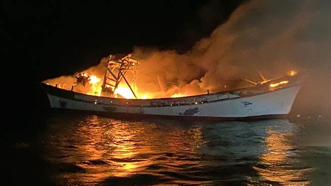 一艘在高雄永安外海作业的渔船，疑因主机起火燃烧。（第四海巡队提供／洪荣志台南传真）