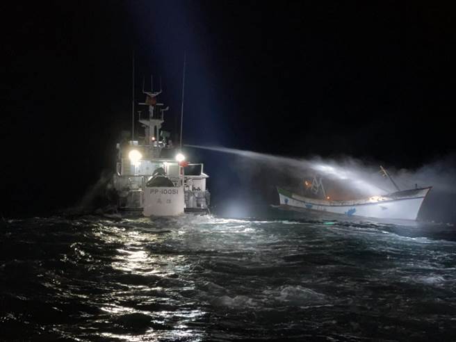 海巡署舰队分署第四海巡队派出巡防艇前往救援渔船火警。（第四海巡队提供／洪荣志台南传真）