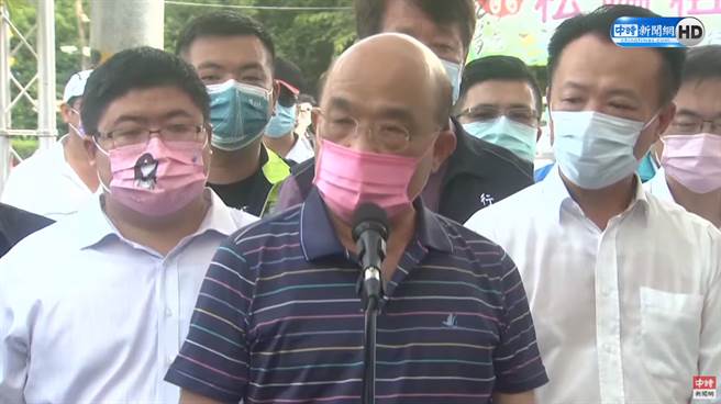 行政院長蘇貞昌南下視察嘉義糖鐵時受訪。（圖／摘自中時新聞網直播畫面）