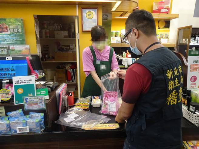 新北衛生局抽驗中元應景食品暨飲冰品，1件芒果農藥超標。（新北市衛生局提供）