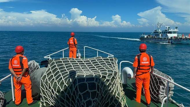 彰化外海印尼渔工落海失踪已经一天，海空搜救无所获，今天加派船舰与直升机救搜索。（海巡署中部分署提供／吴敏菁彰化传真）