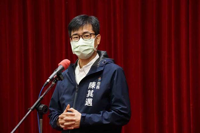 针对蓝批联亚EUA没过，高雄市长陈其迈答询时表示，不能用一般商品合约採购方式来看，就像当初莫德纳美方也是无条件补助。（柯宗纬摄）