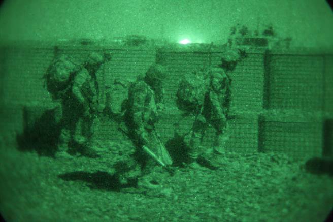 北京相当清楚介入阿富汗安全情势的代价，陆多家官媒更称之为「帝国坟墓」。因此，大陆不会步上美国的后尘，而是对阿富汗採取务实的态度。图为美军与阿富汗部队共同执行任务。(图/DVIDS)