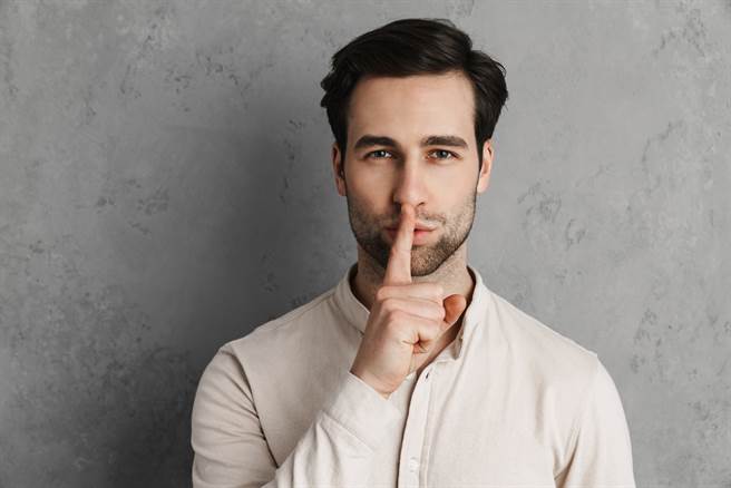 天蠍座、獅子座、金牛座的人在陌生人面前都非常沉默寡言，看似正經八百，直到熟識後，才會展現狂野的一面。（圖／Shutterstock）