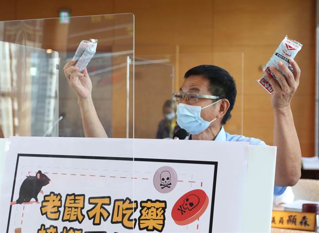 市议员陈清龙说，目前环保局所配赠给里长与市民使用的灭鼠药，老鼠也不吃了；形成「老鼠不吃药、蟑螂不怕毒、蚊子杀不死」的窘况。(陈世宗摄)