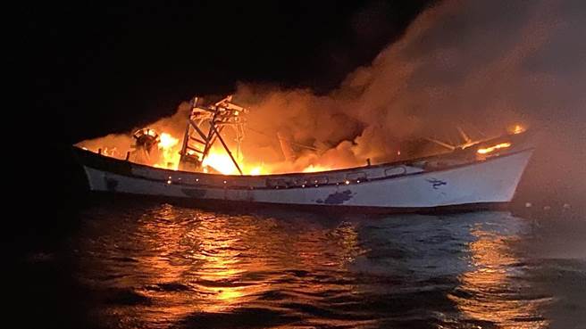 14日晚間10時5分，高雄市永安外2.4浬處海域一艘漁船起火，海巡隊員出動兩艘巡防艇到場搶救。（海巡署第四海巡隊提供／林瑞益高雄傳真）